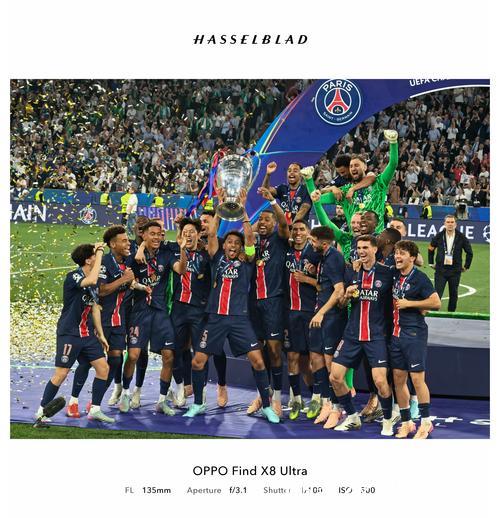 开开心心捧杯,可能是奖杯太重了,下巴还被磕了一下,赶紧揉揉,好可爱 开开心心捧杯,可能是奖杯太重了,下巴还被磕了一下,赶紧揉揉,好可爱