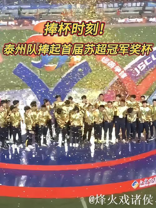 开开心心捧杯,可能是奖杯太重了,下巴还被磕了一下,赶紧揉揉,好可爱 开开心心捧杯,可能是奖杯太重了,下巴还被磕了一下,赶紧揉揉,好可爱