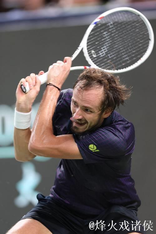 上海赛第5日辛纳梅德韦德夫进16强 外场因雨取消