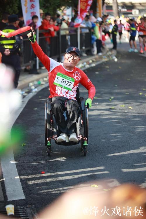 他完成第95场马拉松,坐着轮椅 他完成第95场马拉松,坐着轮椅